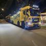 Gelber Schlepper mit defektem LKW