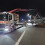 Abschleppfahrzeug bei Nacht im Einsatz