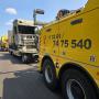 Schlepper mit ausgebrantem LKW