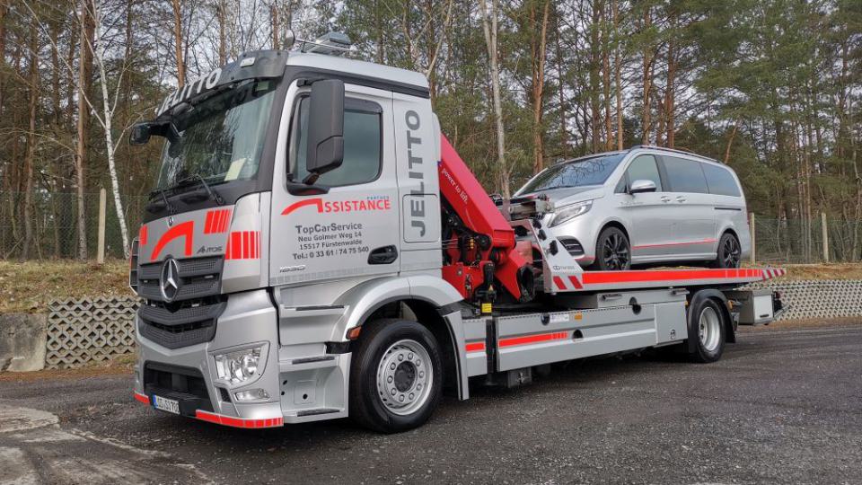 Abschleppfahrzeug mit Van